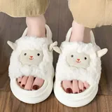 Pantuflas abiertas de diseño lúdico con forma de oveja, confeccionadas en piel sintética blanca con detalles bordados en el rostro y orejas laterales. Poseen una suela de goma gruesa y resistente.