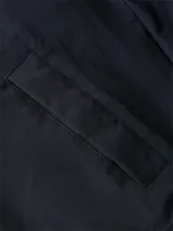 Chaleco azul marino Tommy Hilfiger de cuello alto, con cierre de cremallera frontal, bolsillos laterales de ojal y logo de la marca bordado en rojo en el pecho.