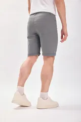 Bermuda casual gris de cinco bolsillos con suave elasticidad.