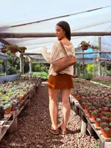 Cartera baguette de cuero color marrón con forro interno de tela.