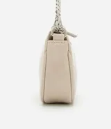 Cartera femenina modelo baguette, color beige, con acabado brillante y asas desmontables. Confeccionada en poliuretano, tiene una correa de cadena plateada y un logo metálico en el frente.