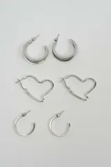 Set de tres pares de aros plateados de diferentes diseños: un par de aros tipo argolla doble, un par de aros con forma de corazón y un par de aros tipo argolla con textura estriada.