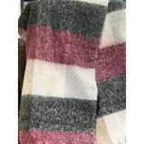 Bufanda rectangular de tejido grueso con diseño de cuadros en tonos azul, naranja, gris y beige, terminada con flecos en los extremos.
