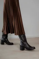 Bota de caña alta color marrón con textura símil reptil, taco cuadrado forrado en cuero y cierre lateral.