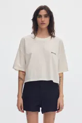 Short negro de tiro alto, corte relaxed fit y pierna ancha, con costuras verticales decorativas en el frente.