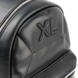 Mochila negra de símil cuero liso, con un compartimento principal con cierre, un bolsillo externo con cierre, un bolsillo interno con cierre y dos bolsillos internos abiertos. Tiene correa regulable y logotipo de XL Extra Large al frente en relieve.
