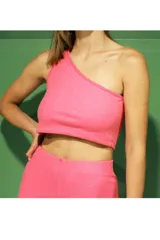 Top corto de algodón color fucsia, con un solo hombro y doble tela en el delantero.