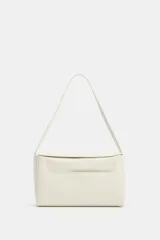 Bolso de hombro de piel en color blanco, con solapa frontal y cierre de cremallera. Incluye asa fina de hombro y bolsillos exterior e interior.