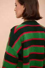 Campera de punto con cierre frontal, diseño de rayas horizontales en tonos verde, verde oscuro y rojo, y textura ondulada en el tejido.