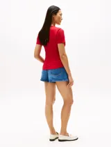 Remera roja de corte slim con cuello redondo y logo estampado en el pecho. Confeccionada en algodón regenerativo y elastano.