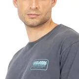 Remera gris de manga corta con cuello redondo y logo estampado en el pecho.