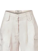Short de lino orgánico tiro alto con pinzas y amplios bolsillos laterales estilo cargo con solapa y botones, de marca RKF.