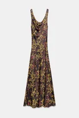 Vestido midi de viscosa con estampado floral sobre fondo oscuro. Presenta escote fluido tipo cowl neck, tirantes anchos y cierre lateral con cremallera oculta.
