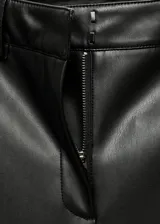 Pantalon de tiro medio con diseño wide leg y efecto cuero. Cuenta con trabillas para cinturón, cierre oculto de botón, gancho y cremallera, y dos bolsillos laterales de ribete.
