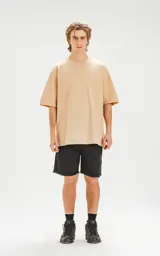 Remerón de algodón premium color beige, con corte extra oversize, hombros caídos y cuello redondo.