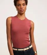 Blusa sin mangas de punto acanalado color salmón, con cuello redondo y diseño ajustado al cuerpo, confeccionada en viscosa y poliamida por la marca Marfinno.