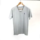 Remera básica de hombre color gris plomo, con cuello en V y logo bordado en el pecho.