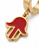 Aros tipo argolla pequeña en acero dorado con dije colgante en forma de mano de Fátima con esmalte rojo.