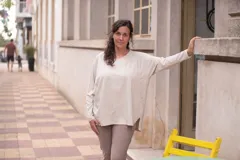 Remerón oversize de jersey de algodón, con diseño de manga larga y cuello redondo. Presenta un corte holgado con espalda más larga, bajos redondeados y aberturas laterales ocultas diseñadas para facilitar la lactancia.