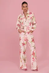 Pantalón de jean de mujer en tono rosa, con diseño estampado floral y de inspiración animal print de orquídeas.