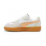 Championes Puma modelo Palermo, de diseño retro con combinación de cuero y gamuza en tonos blanco y beige, con suela de goma color caramelo y detalles en dorado.