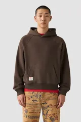 Hoodie marrón oscuro con capucha, bolsillo canguro y puños y dobladillo acanalados. Presenta un parche con el logo de Levi's y Pixar en el bolsillo.
