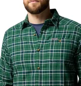 Camisa de franela a cuadros verdes, blancos y azul marino, de manga larga, con cuello clásico, cierre frontal de botones y un bolsillo en el pecho con botón.