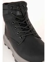Bota de caña alta estilo trekking color verde militar, con suela blanca gruesa y base de goma marrón.