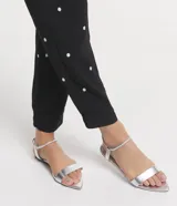 Sandalias planas blancas con tira elástica en el tobillo y tira fija sobre los dedos.