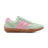 Championes urbanos American Sport, color verde agua con detalles en rosa y suela de goma marrón. Presentan las tres tiras clásicas de Adidas en color rosa.