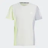 Remera técnica Adidas de running con diseño de bloques de color. El cuerpo principal es blanco/gris claro, el panel lateral izquierdo y la manga son verde lima, y el panel lateral derecho y la manga son gris lila. Presenta logo Adidas reflectante en el pecho y las tres franjas reflectantes en ambas mangas.