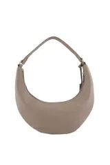 Cartera tipo hobo de Las Oreiro en color beige, con diseño de media luna y decorada con tachas metálicas plateadas en toda su superficie frontal. Incluye una correa fija y un dije colgante con el logo de la marca.
