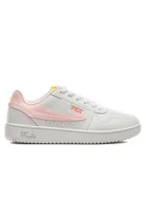 Championes deportivos Fila ACD Classic para mujer, de color blanco, con capellada sintética perforada en la puntera, cordones tono sobre tono y suela de goma con la marca grabada en el lateral.