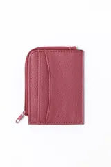 Tarjetero color bordó de cuero sintético con compartimento principal con cierre y múltiples ranuras para tarjetas.