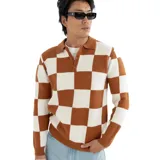 Buzo de punto con diseño de cuadros en marrón y blanco, cuello polo con botones y mangas largas.