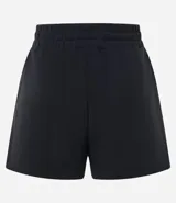 Bermuda deportiva femenina modelo runner, color negro, con cintura elástica ajustable con lazo, bolsillos laterales y aberturas laterales. Confeccionada en tejido de media malla.