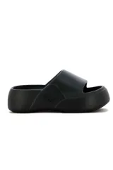 Chancletas blancas de plataforma con faja ancha y suela de goma. Tienen detalles en color salmón en la faja y suela tostada.