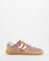 Championes Coolway modelo Goal Pink Mamba con estampado de piel de serpiente en tonos rosados y grises, detalles en cuero marrón y beige, y suela de goma.