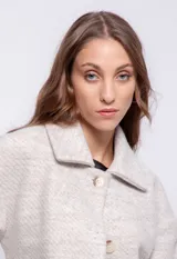 Tapado corto color beige de paño con dos bolsillos delanteros y botones veteados.