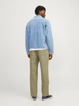 Pantalón chino color verde oliva, de tiro medio y corte relajado. Cierre con cremallera y dobladillo vuelto en el bajo.