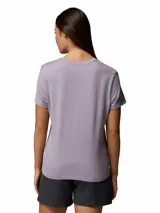Remera técnica Columbia para mujer de manga corta y cuello redondo, color lila, con tejido hidroabsorbente y logo de la marca en la manga.