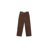 Pantalon de trabajo Eme Studios Crusader Brown, color marrón, de corte recto y holgado. Cuenta con cierre de hebillas metálicas cruzadas en la cintura y costuras frontales marcadas.