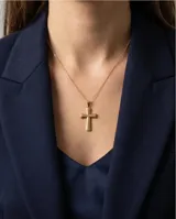 Dije en forma de cruz de acero inoxidable con acabado dorado y textura en los extremos.