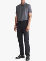 Chomba gris de piqué de algodón y poliéster, con cuello clásico abotonado, mangas cortas, corte regular y logo bordado en el pecho.