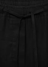 Pantalon de lino color negro, de corte recto y tiro alto, con cintura elástica y cordón ajustable.
