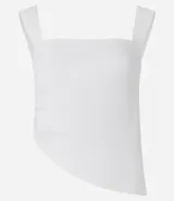 Blusa blanca de bengalina con breteles anchos y escote cuadrado. Presenta fruncido lateral y bajo asimétrico.