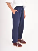Pantalon de jogging azul marino con cintura elastizada y cordón de ajuste frontal.