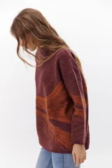 Buzo de punto azul con diseño abstracto en tonos beige.