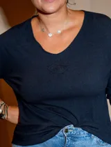 Sweater negro de lanilla con escote en V y manga larga.