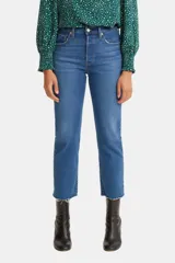 Jeans Levi's modelo 501 Crop de tiro alto y pierna recta. Presentan un diseño clásico con bragueta de botones, ajuste regular en el muslo y terminación al tobillo con ruedo desflecado.